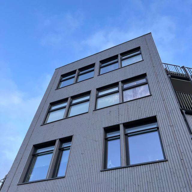 Bygg med store vinduer