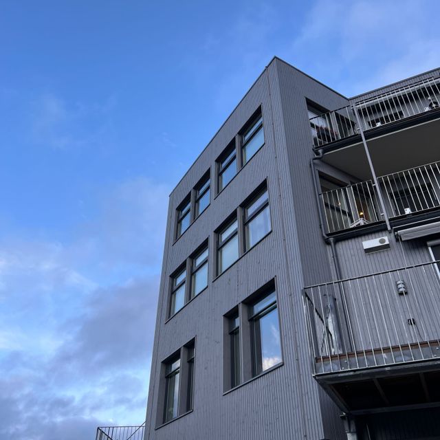 Fasade på bygg med store vindu og balkonger