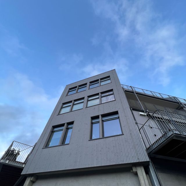 Fasade på bygg med store vindu